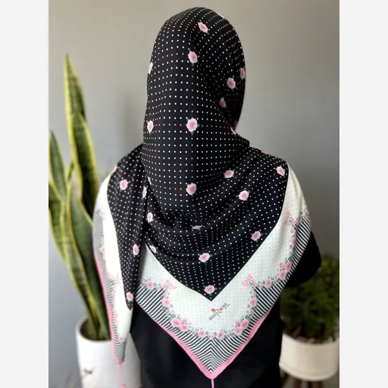 روسری سوپر نخ قواره 140 طرح گلدار رنگ مشکی و سرمهای