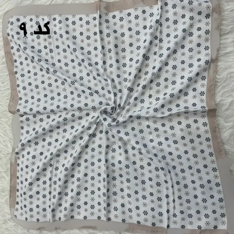 مینی اسکارف نخی نسکافه ای طرح دار قواره 65 در 65 سانتی متر